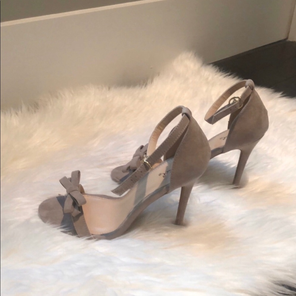 Bow heels